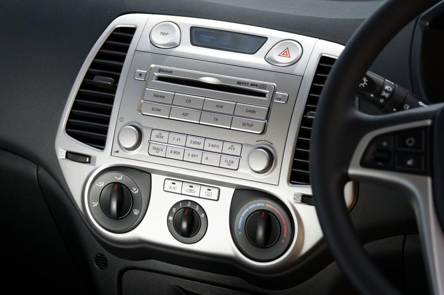  Hyundai i20 BlueDrive 2012 года  (UK) (фото 5 из 30)